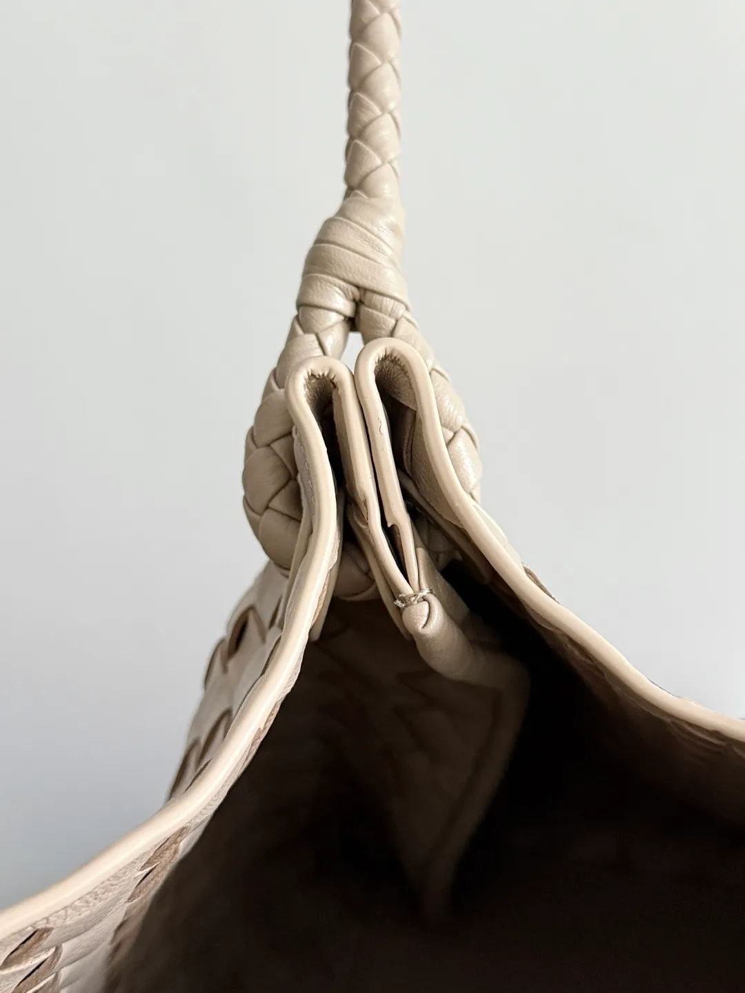 Batch 2660 24 early autumn new model Andiamo Parachute is made of a whole piece of woven leather. It is processed by folding stitching at the four corners. # Craftsmanship and creativity. The large size is atmospheric and practical. One of the must-selects for BV. It has a large space, can hold a computer, the shoulder strap is thick, and the upper shoulder is very comfortable. The large parachute can be carried on the body and can be carried on the body. The upper body is versatile and cute☺️ Style number: 796571 Size: 30*26*20cm